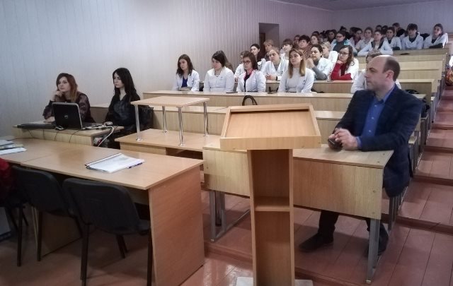 Чемеровецький медичний коледж (справа - заступник директора з навчальної роботи Похно Сергій Віталійович, колишній випускник ХБФ) 